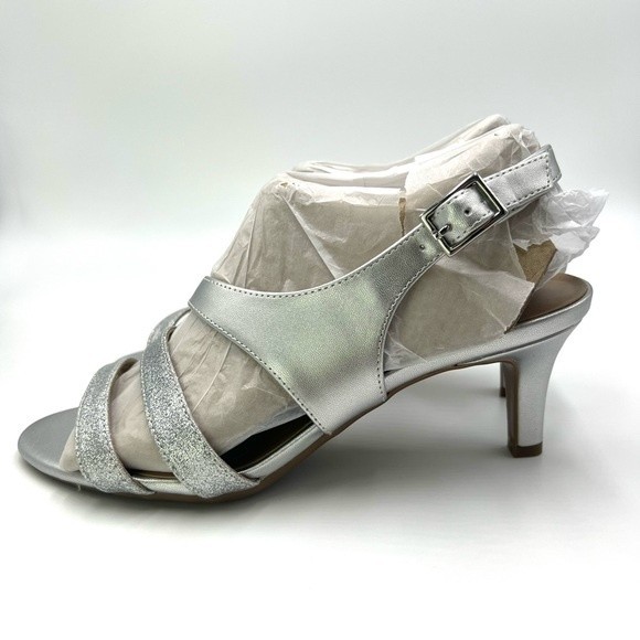 naturalizer silver heels